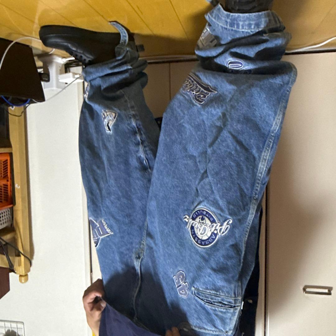 刺繍入りルーズフィットデニムパンツ