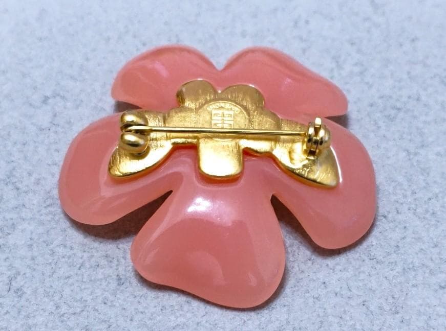 ジバンシー　ピンク花型ブローチ　40589