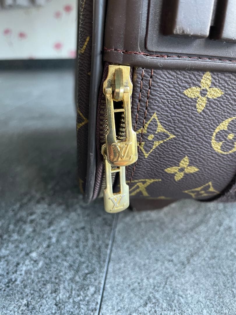 Louis Vuittonのモノグラムデザインの中型キャリーケース