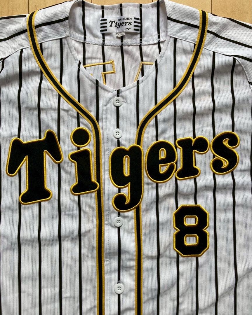 ①阪神タイガース　佐藤輝明選手　旧ホーム　ユニフォーム　Oサイズ　#８