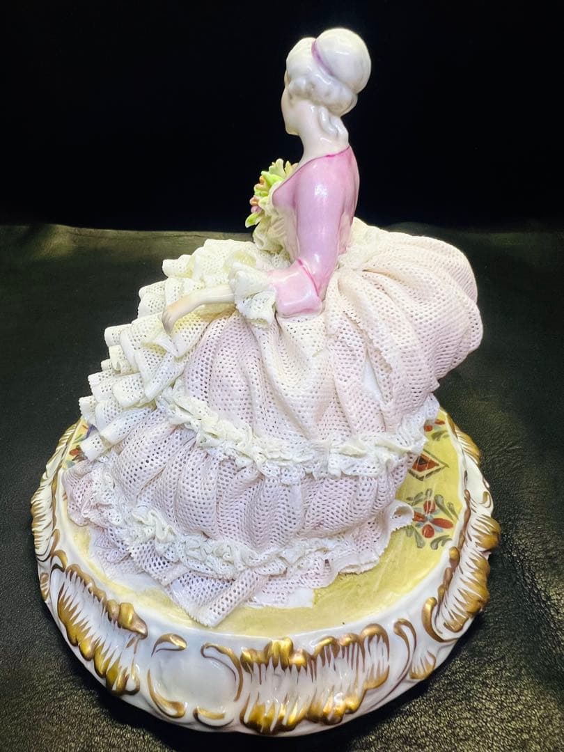 陶器製女性フィギュリン ピンクと白