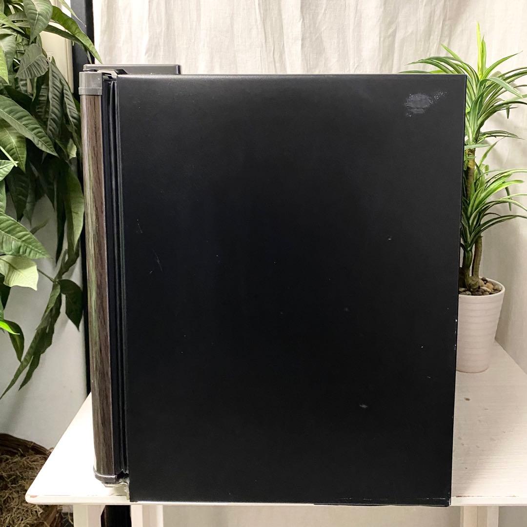 ダークな木目調がカッコいい！1ドア冷蔵庫40L