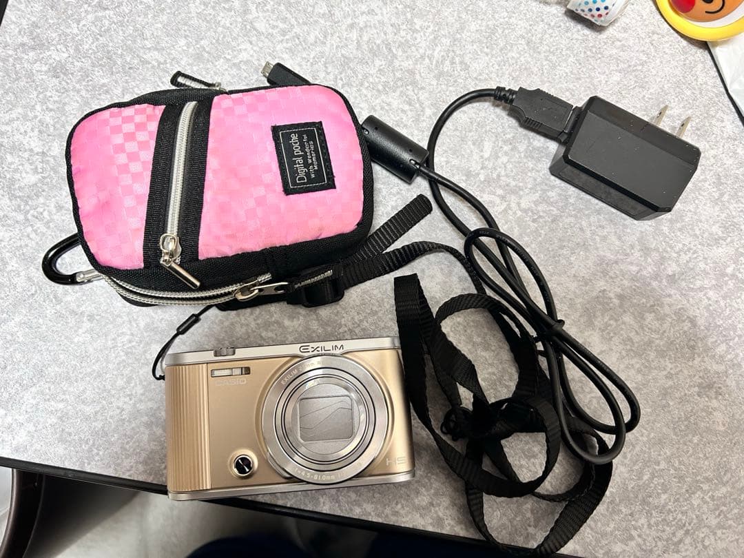 【充電器&収納ケース付き】カシオコンパクトデジタルカメラ