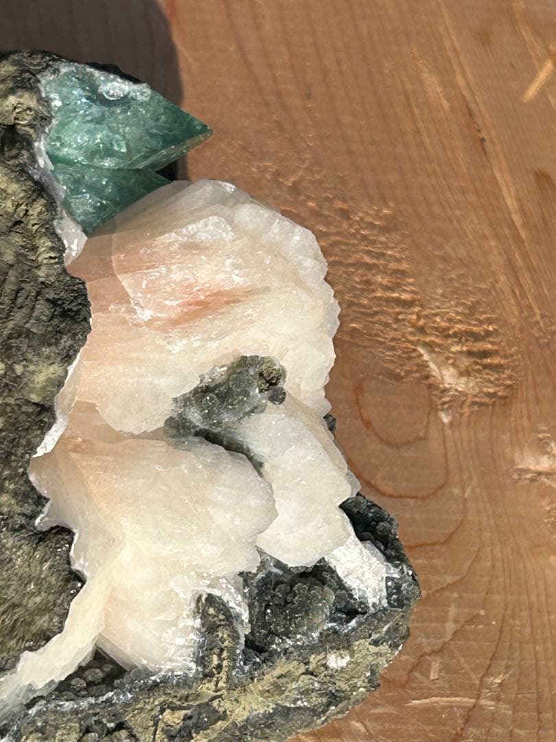 グリーンアポフィライトスティルバイトとヘマタイトの原石で共生‼️大特価SALE