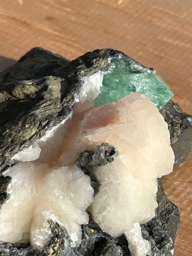グリーンアポフィライトスティルバイトとヘマタイトの原石で共生‼️大特価SALE