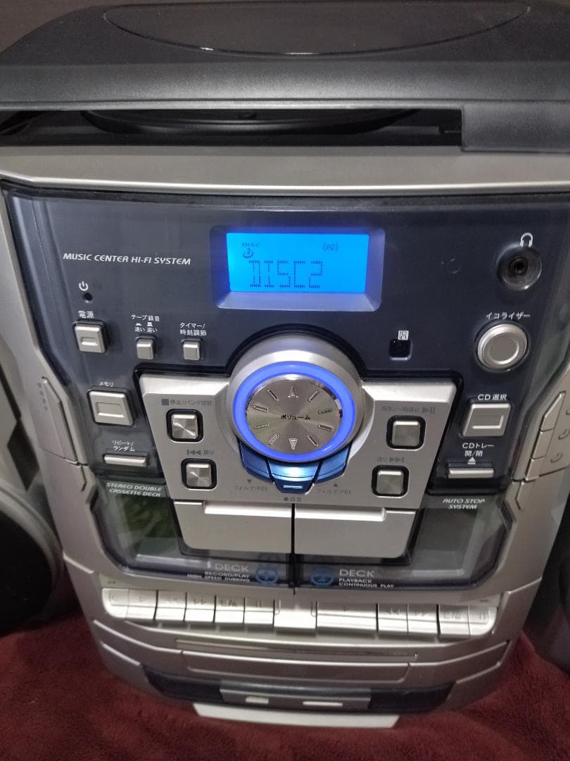 カセットテープ、レコード、3枚CDチェンジャー、USB、SDカード、AM/FM