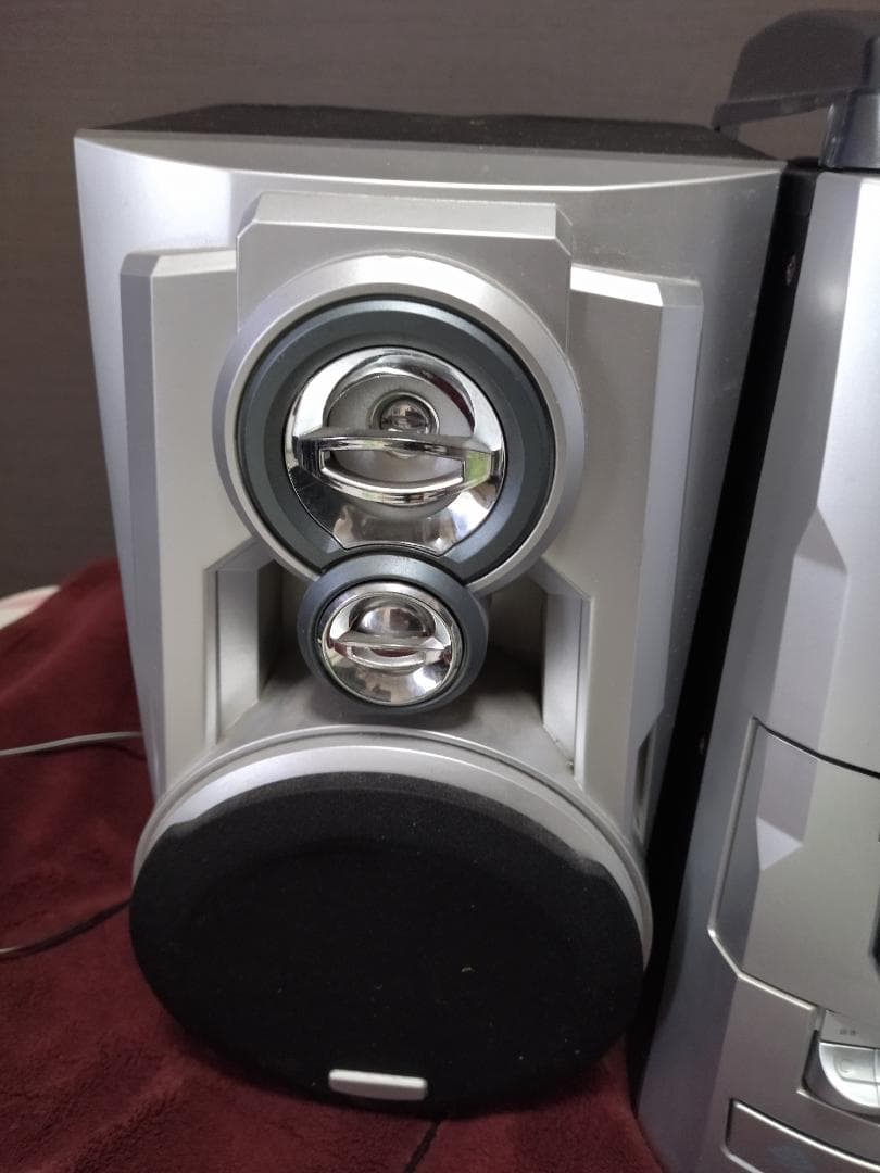 カセットテープ、レコード、3枚CDチェンジャー、USB、SDカード、AM/FM