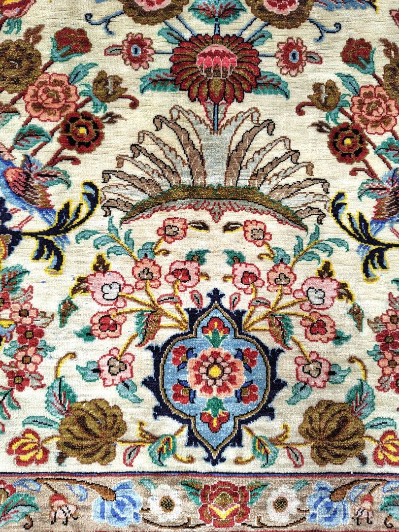 【勝利の美酒は甘い蜜】ペルシャ絨毯　シルク手織り　カラフルな鳥　青いゴブレット