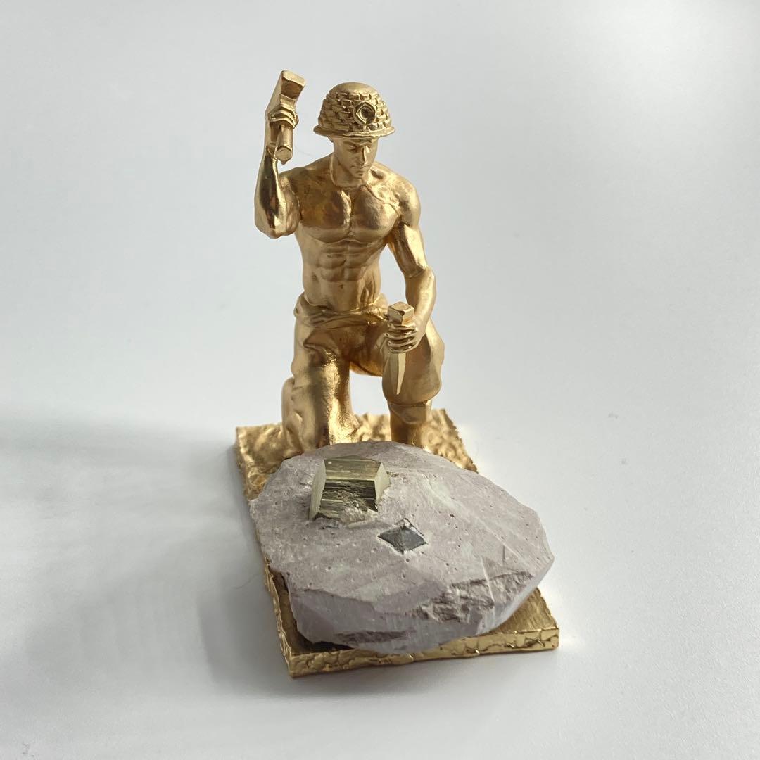 パイライト 発掘する人たち 置物 黄鉄鉱