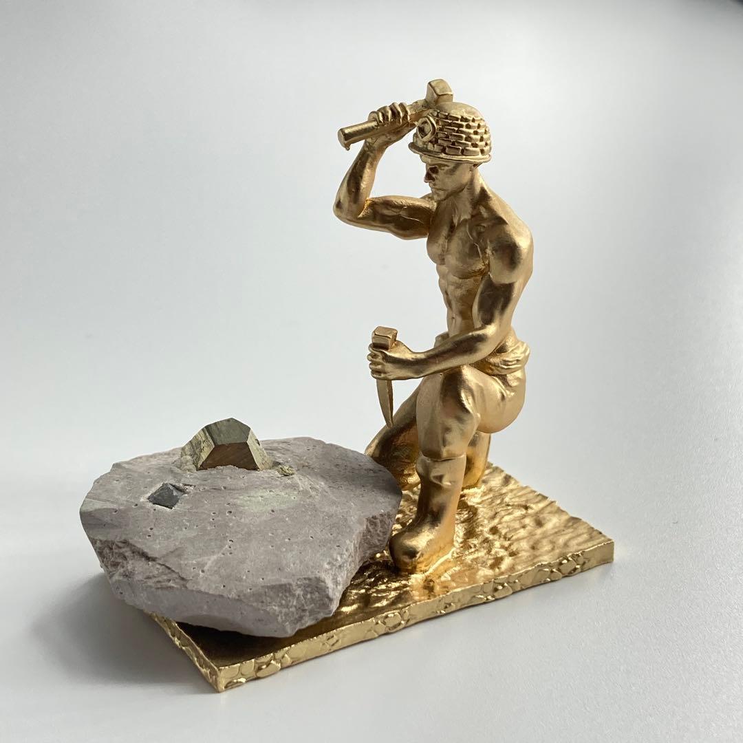 パイライト 発掘する人たち 置物 黄鉄鉱