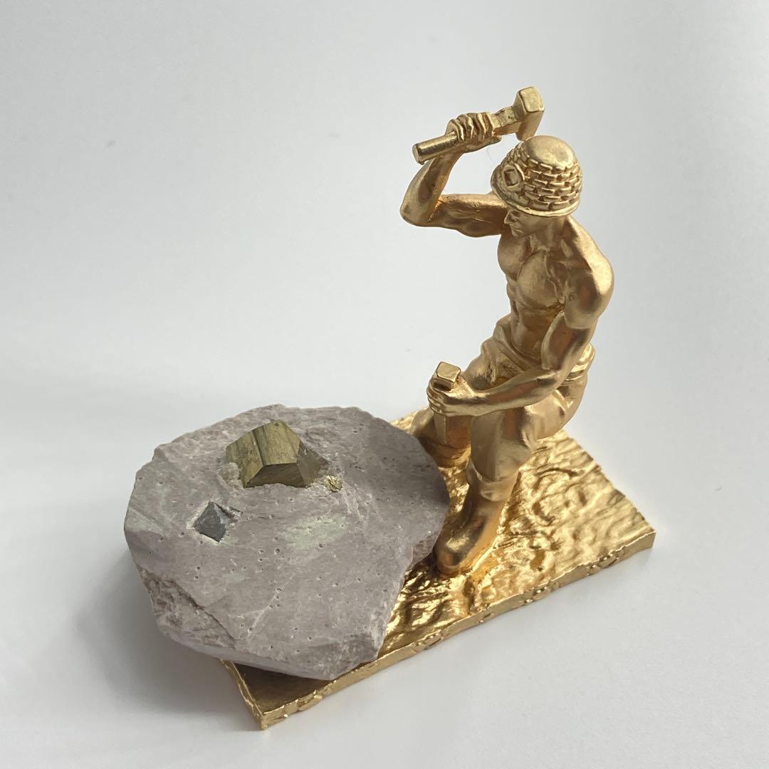 パイライト 発掘する人たち 置物 黄鉄鉱