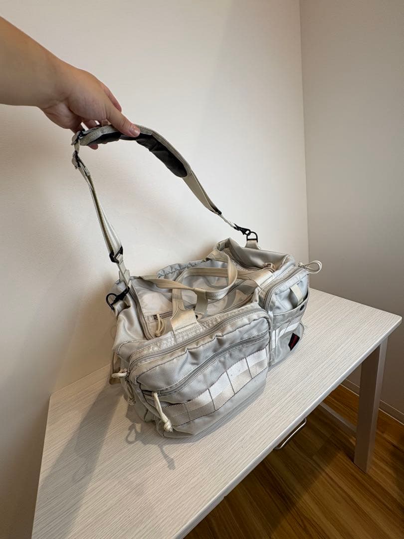 美品　定価5-6万？　BRIEFING シルバー中型ゴルフバッグ