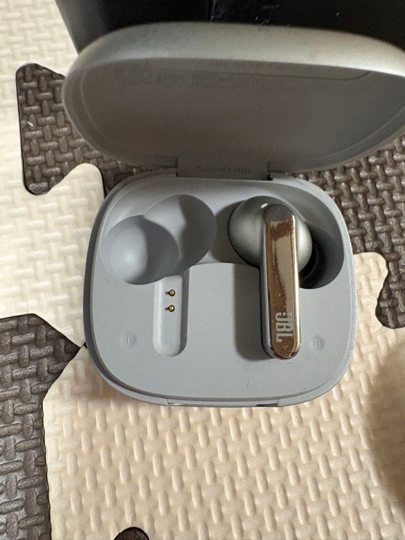 iPad本体とJBLスピーカー、イヤフォンセット