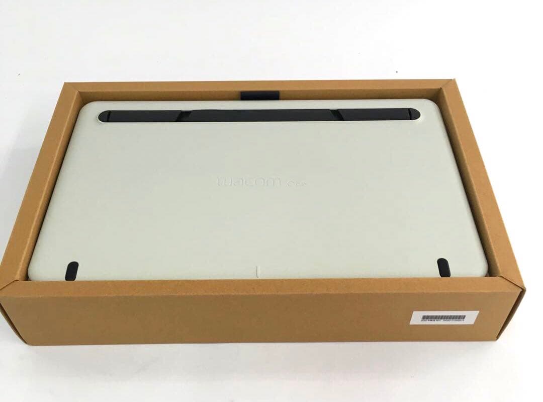 Wacom One Creative Pen Display 本体 専用ケース付