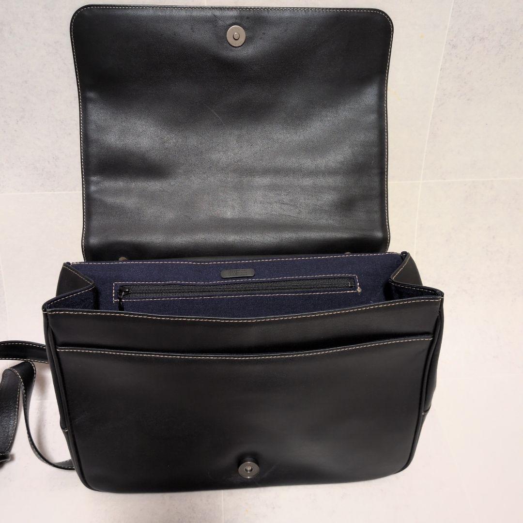 イッセイミヤケ ISSEY MIYAKE レザーショルダーバッグ 黒 本革