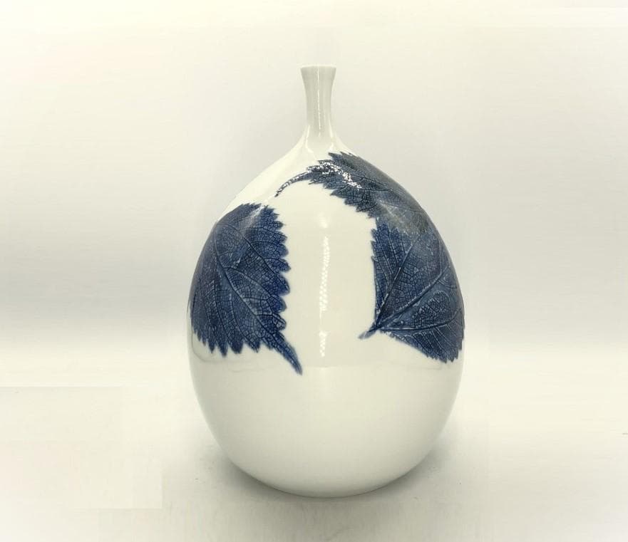 【 藤井朱明 作 白磁花瓶 】　29ｃｍ　浮彫　木の葉技法　有田焼