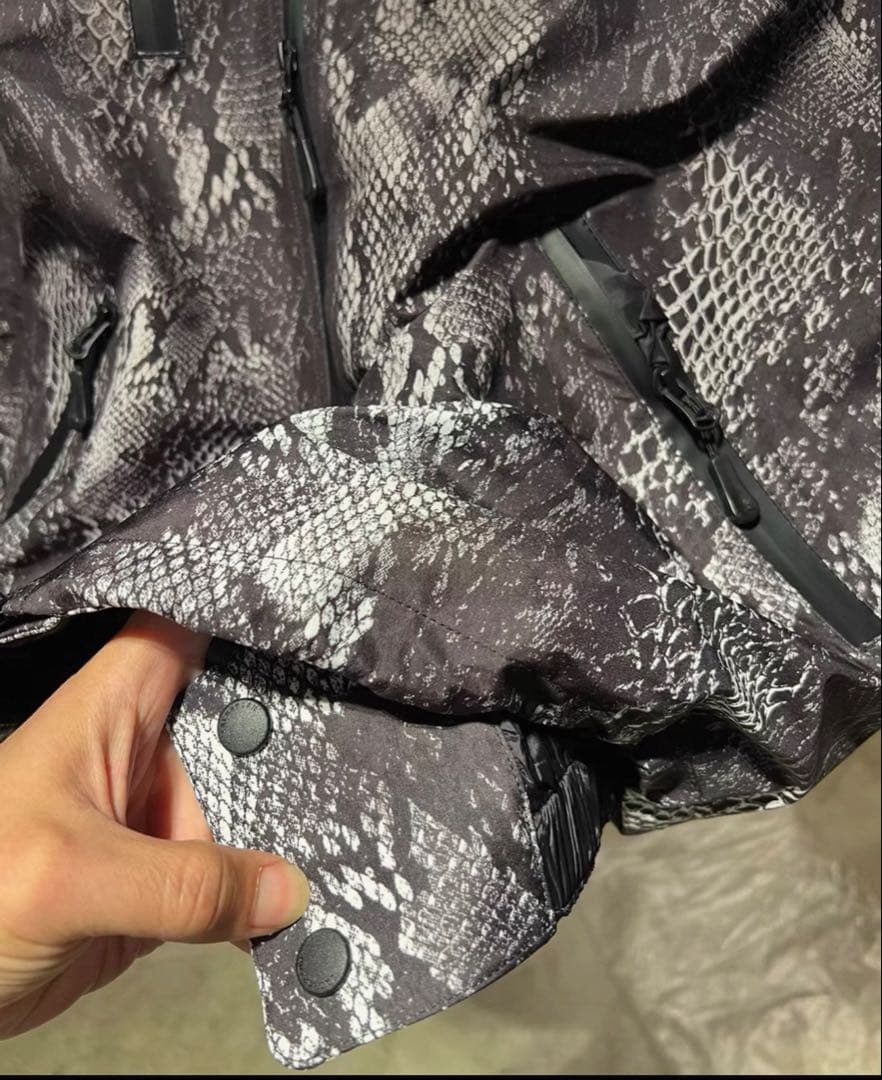 ZACHARIAH スノーボードウェア 蛇柄 ブラック　Sサイズ　男女兼用