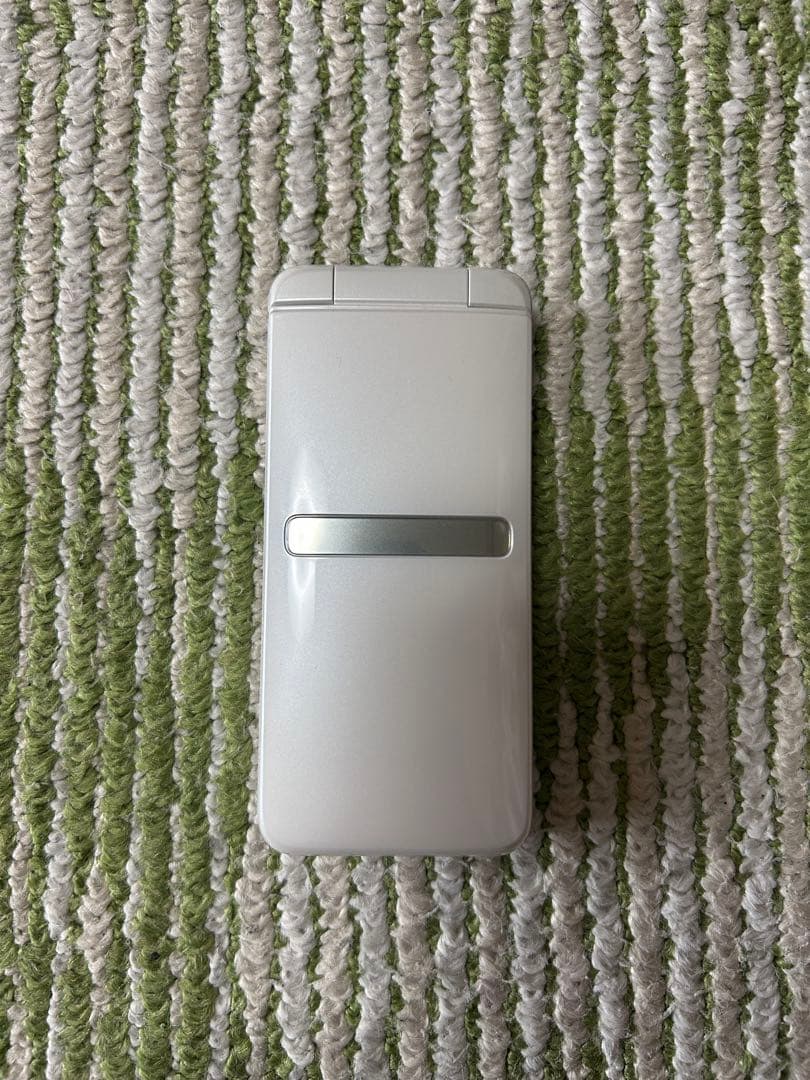 GRATINA KYF39 ホワイトシルバー折りたたみ式携帯電話 本体