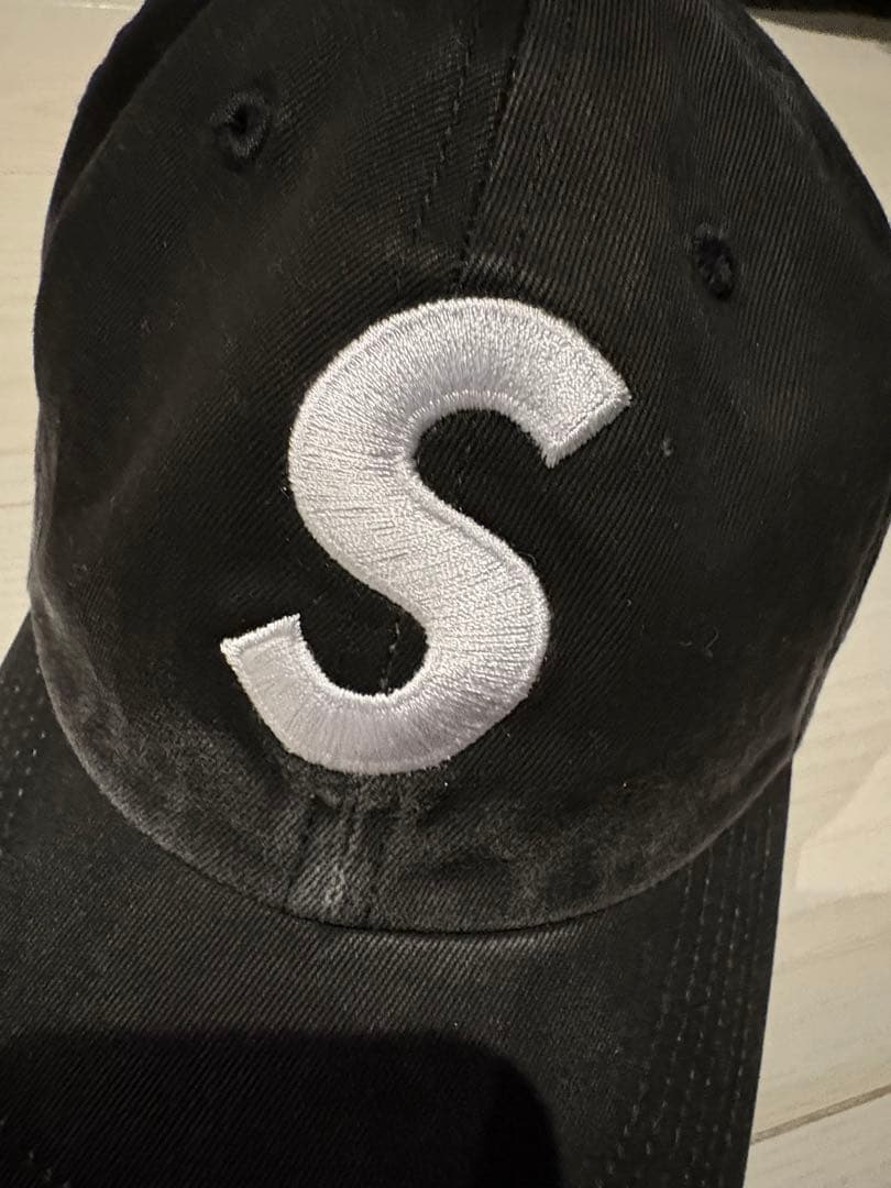 SUPREME 刺繍Sロゴ 黒キャップ