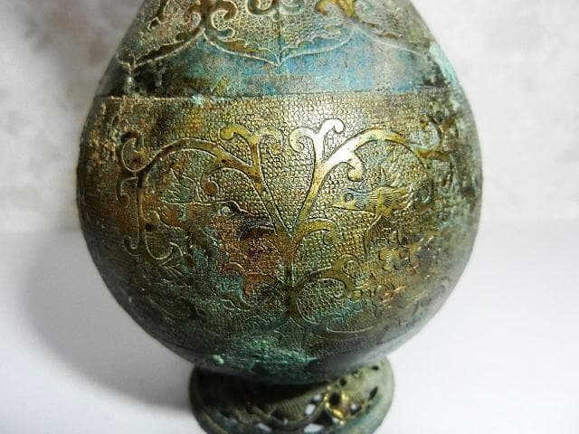 アラベスク模様や動物が細密装飾された青銅製アンティーク花瓶