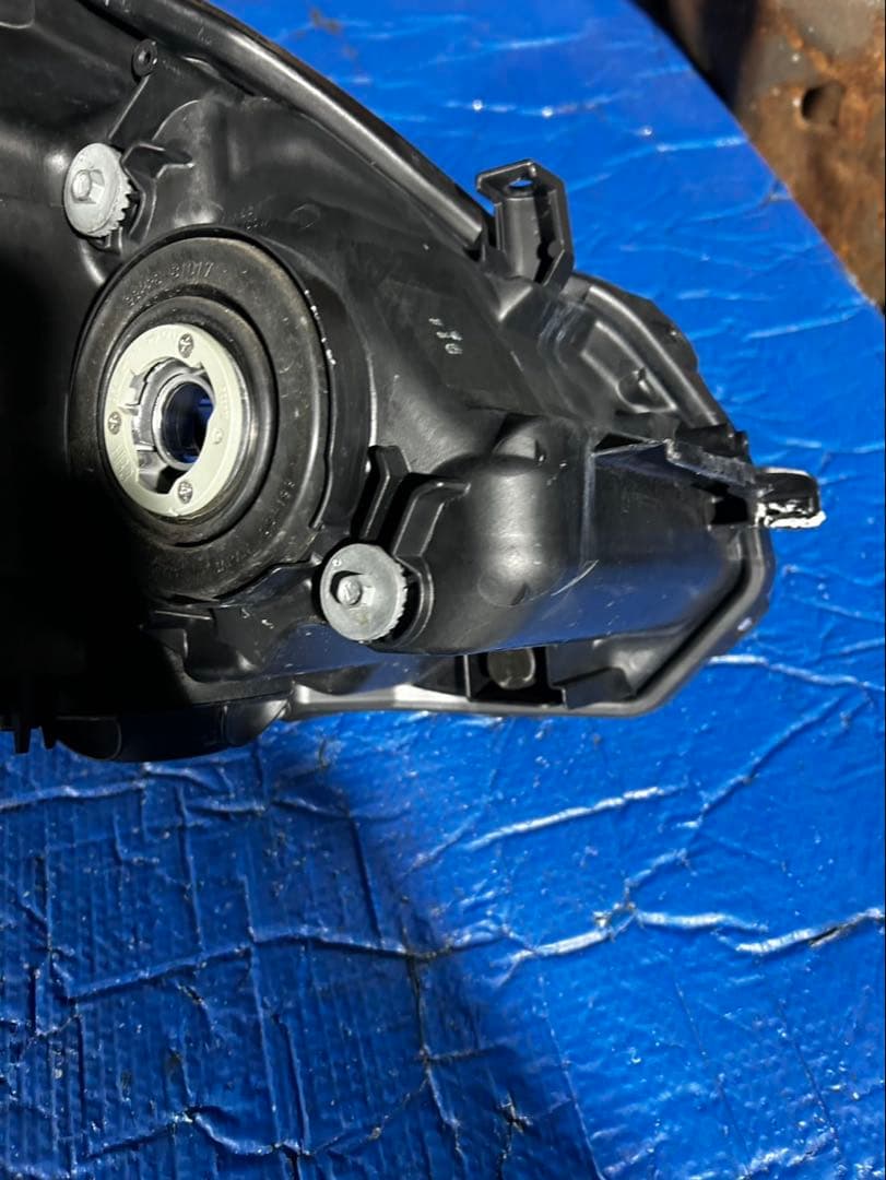 トヨタ　プリウスPHV ZVW35 ヘッドライト　訳アリ品