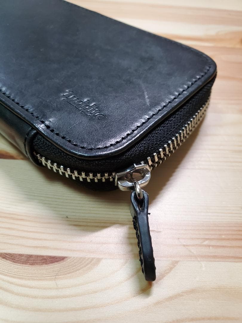 ラダイト ラウンドジップペン―ケース エッセンシャル MAYA BK