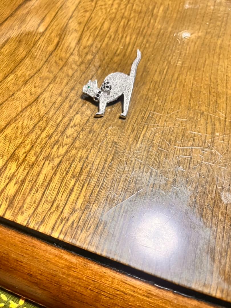 dior ねこ　ブローチ