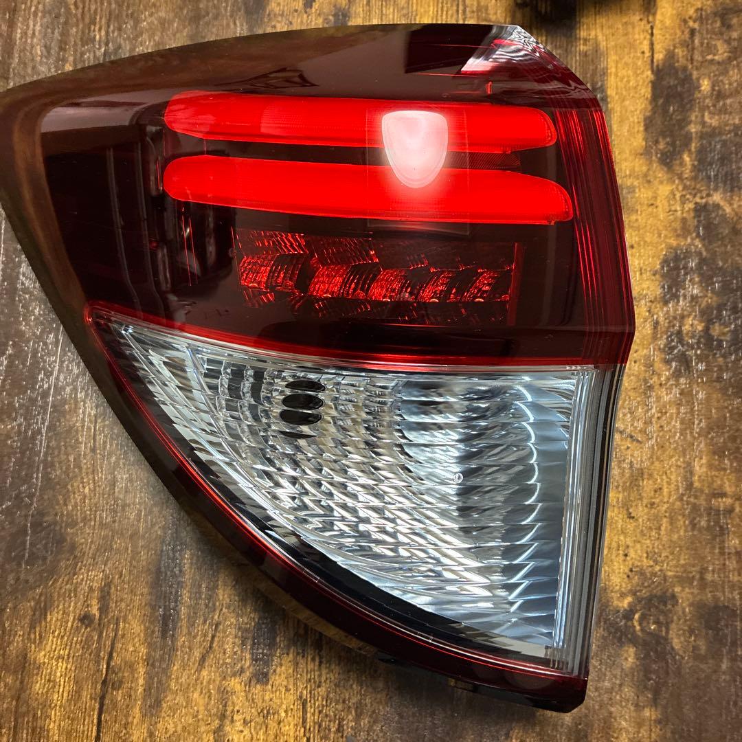 ホンダヴェゼルテールランプセット レッド/クリア