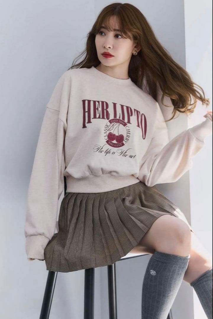 新品未使用herlipto Classic Cherry Sweatshirt