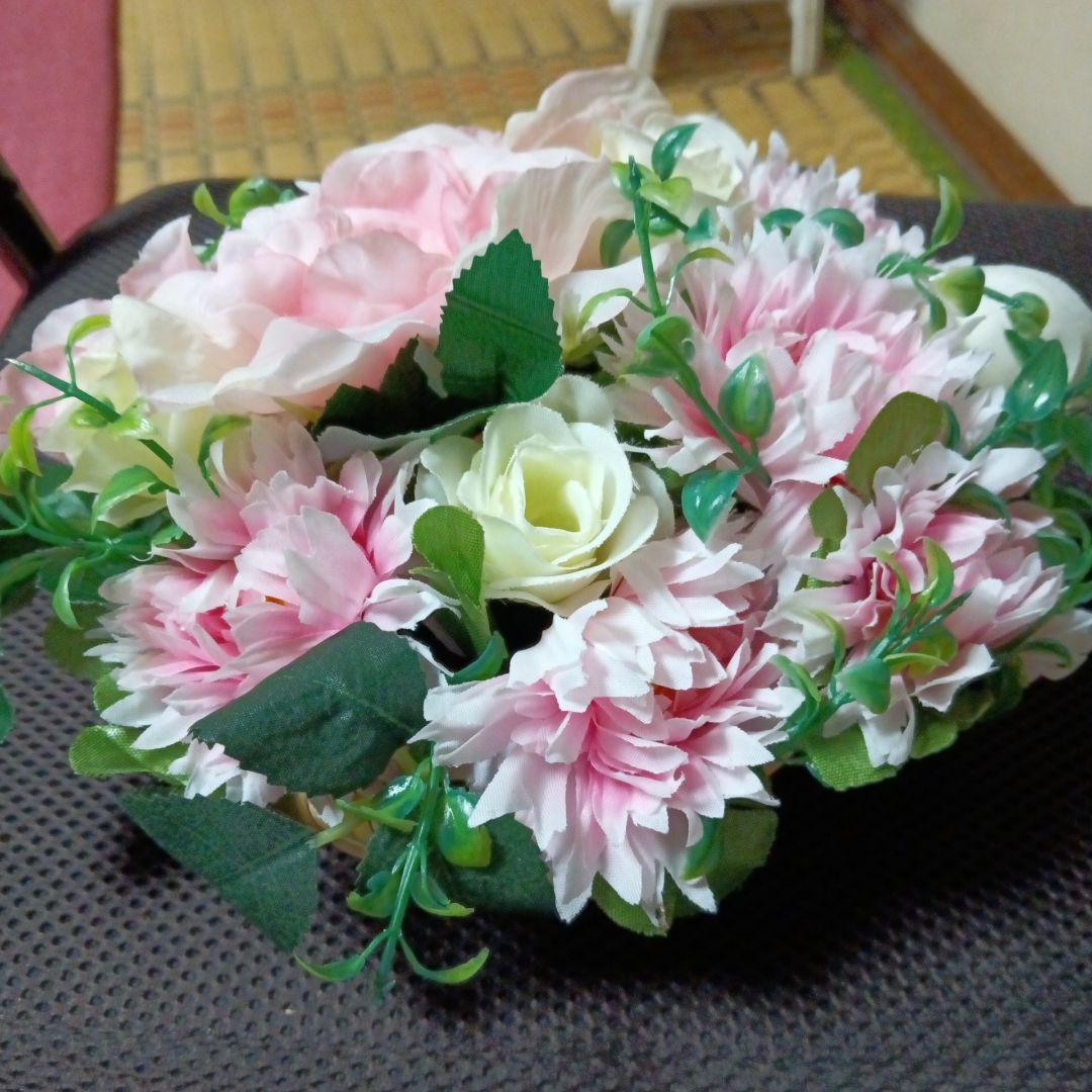 ちびねこ造花フラワーアレンジ　ピンクのフリルローズ　ミニ白薔薇など　卓上花