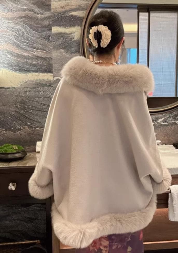 優しい雰囲気のカシミヤ混ウールフォックスファー付きポンチョ 肉厚毛皮ファー