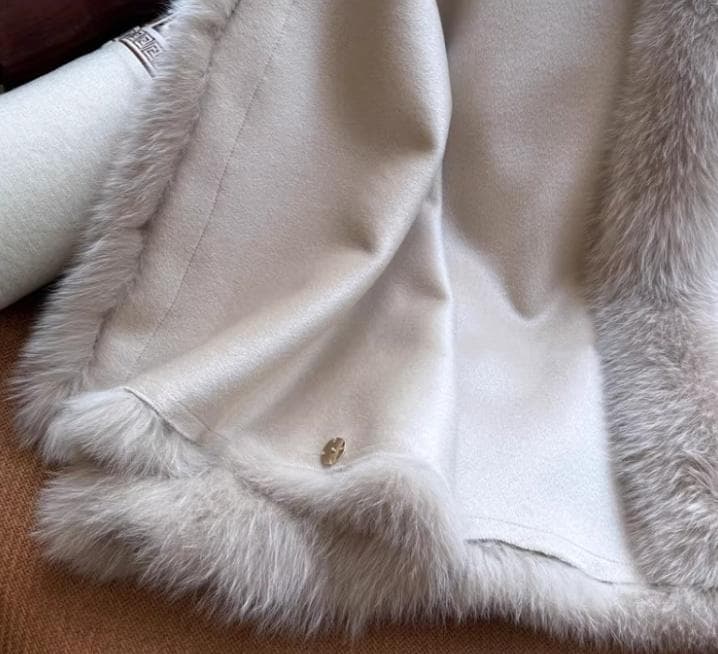 優しい雰囲気のカシミヤ混ウールフォックスファー付きポンチョ 肉厚毛皮ファー