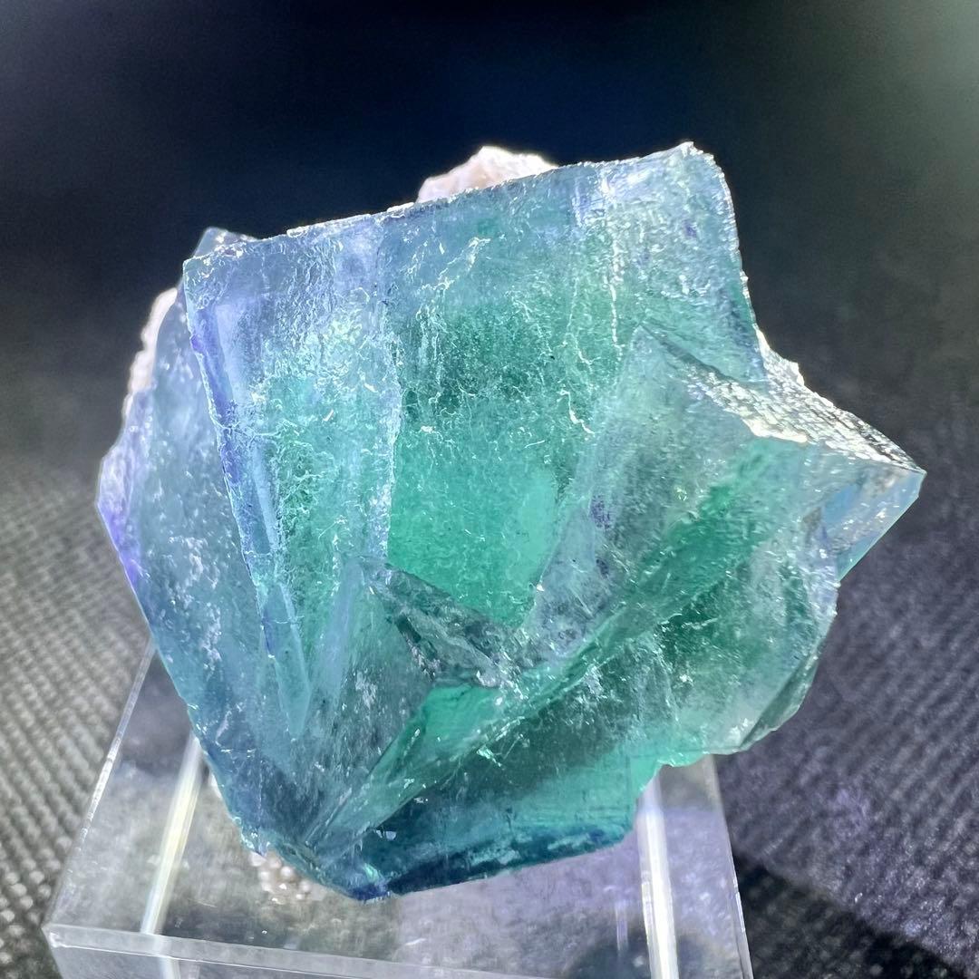 ヤオガンシャン産　クォーツクラスター母岩付き「水縹色」フローライト