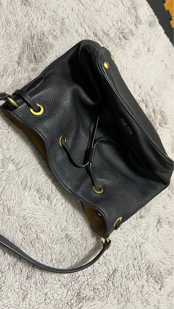 miu miu 黒 レザー バケツ型バッグ　内側少し汚れあり