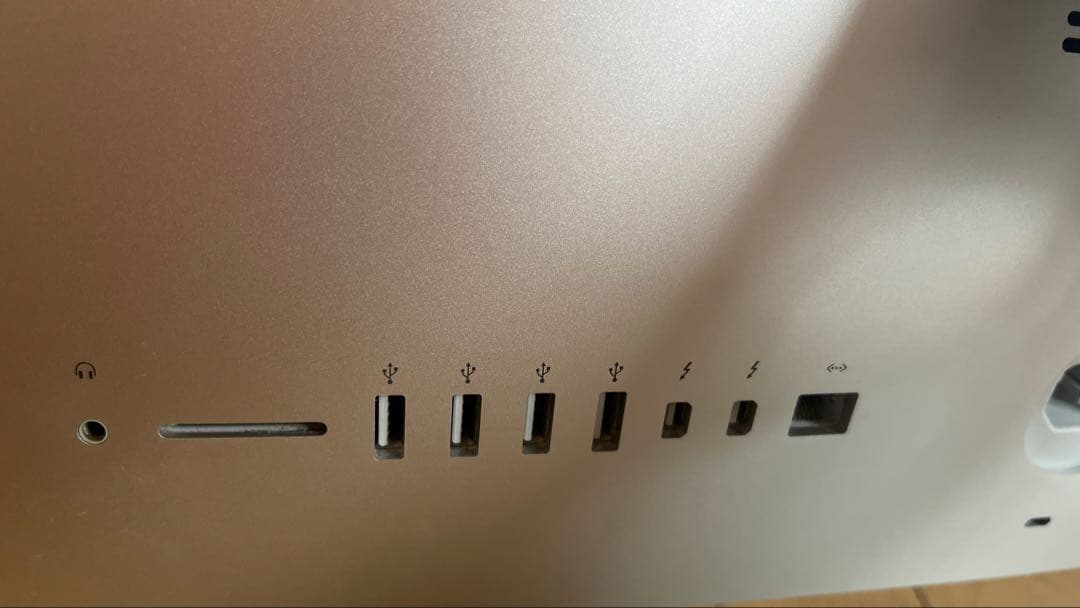 21.5インチiMac Retina 4Kディスプレイモデル