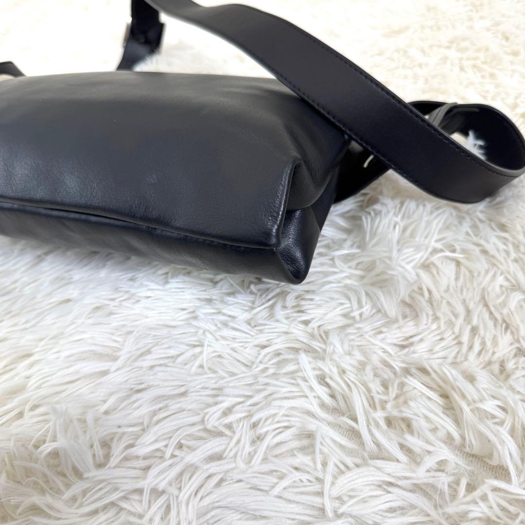 美品 kawa-kawaカワカワ ハトメ ボディバッグ ショルダー レザー 黒