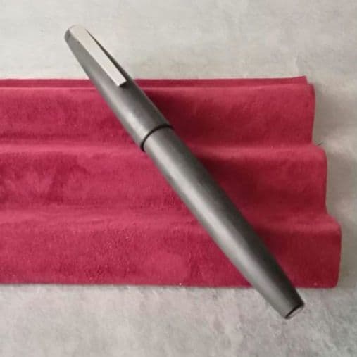 逸品　LAMY(ラミー) 2000 L01万年筆　F又はM　永遠のロングセラー