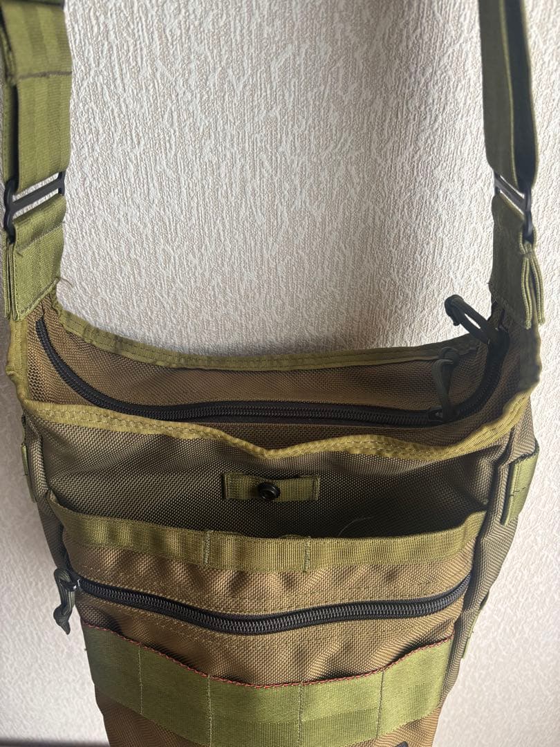 BRIEFING DAY TRIPPER ショルダーバッグ KHAKI カーキ