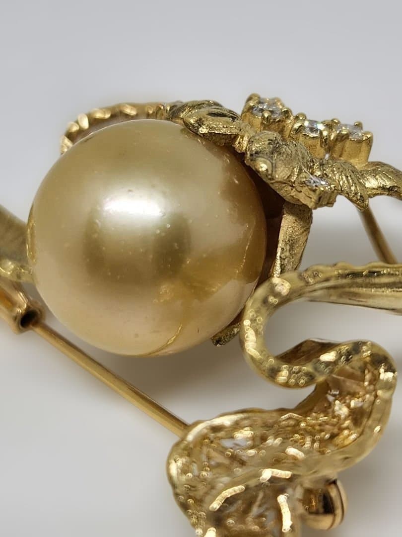 K18ブローチ、トップ南洋ゴールド パール付き