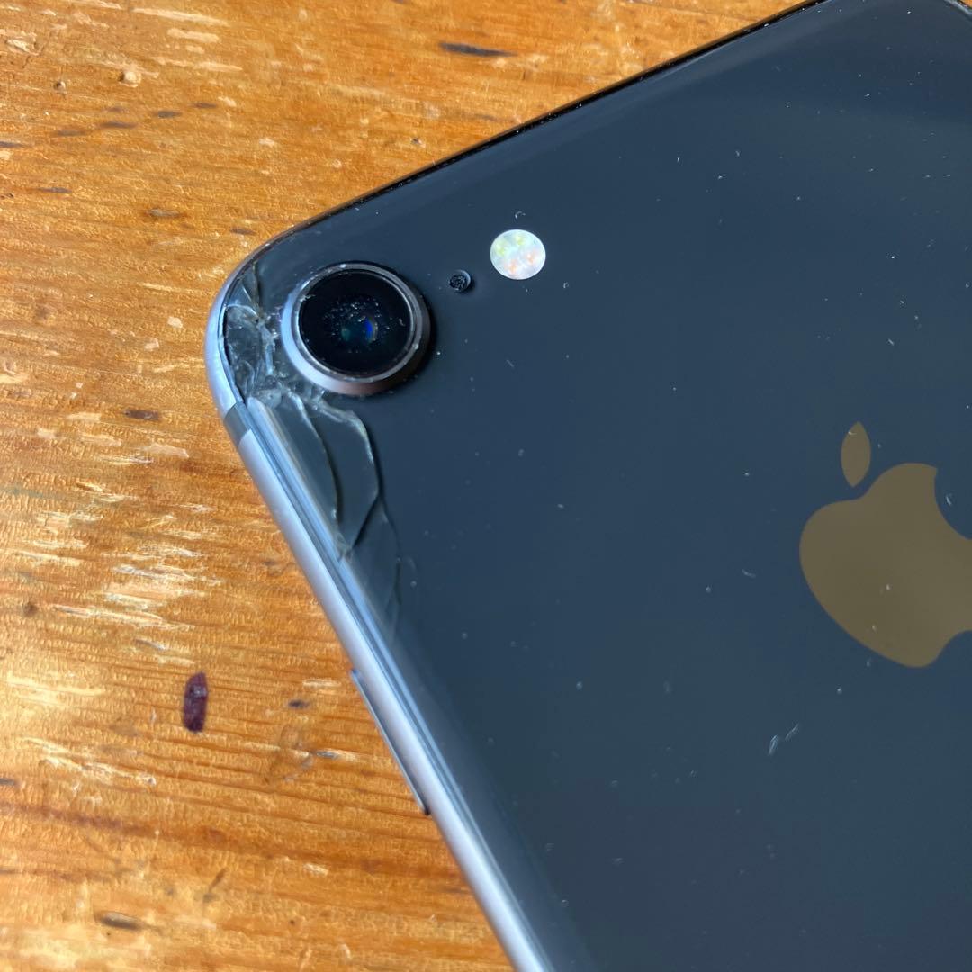 iPhone8 背面カメラ付近に多少の割れあり