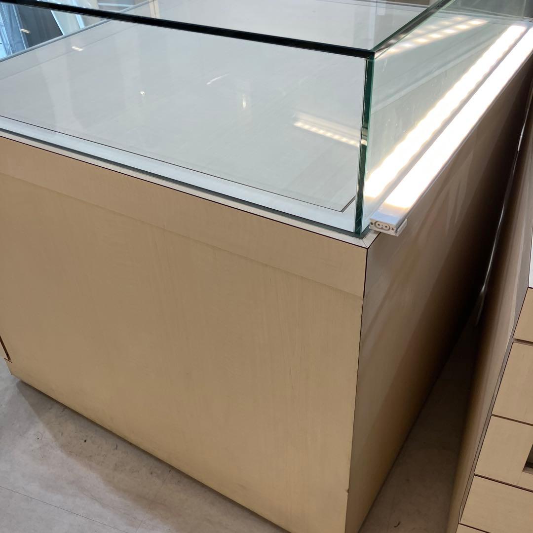 薄い木目色のガラスケース 引き出し付き