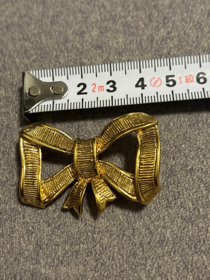 リボン型 金色ブローチ YSL サンローラン