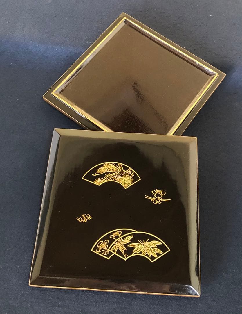 《R》黒内梨地 沈金扇松竹梅図 四段重 替蓋 木製漆器 木箱　260128く2