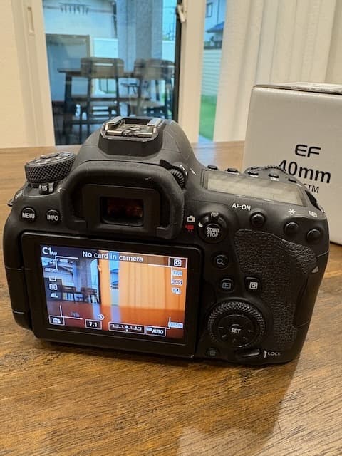 Canon EOS 6D Mark II + EF 40mm f/2.8 レンズ