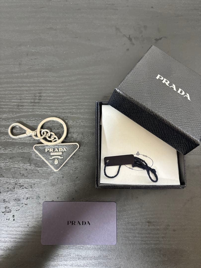 PRADA トライアングル型キーホルダー