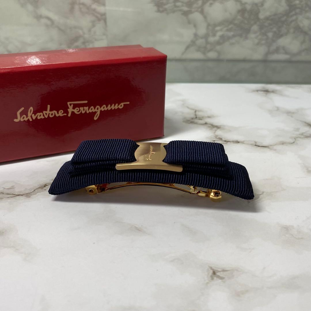 新品 未使用 サルヴァトーレフェラガモ ヴァレッタ ヴァラリボン ネイビー 金