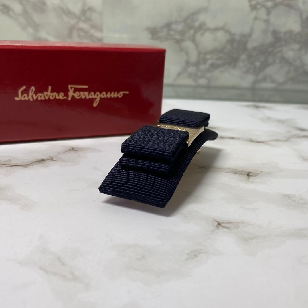 新品 未使用 サルヴァトーレフェラガモ ヴァレッタ ヴァラリボン ネイビー 金