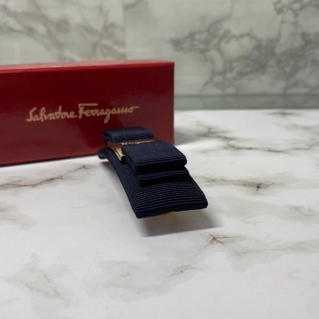 新品 未使用 サルヴァトーレフェラガモ ヴァレッタ ヴァラリボン ネイビー 金
