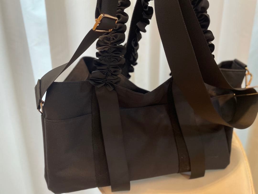gotpiva フリル付きブラックキャリーバッグ