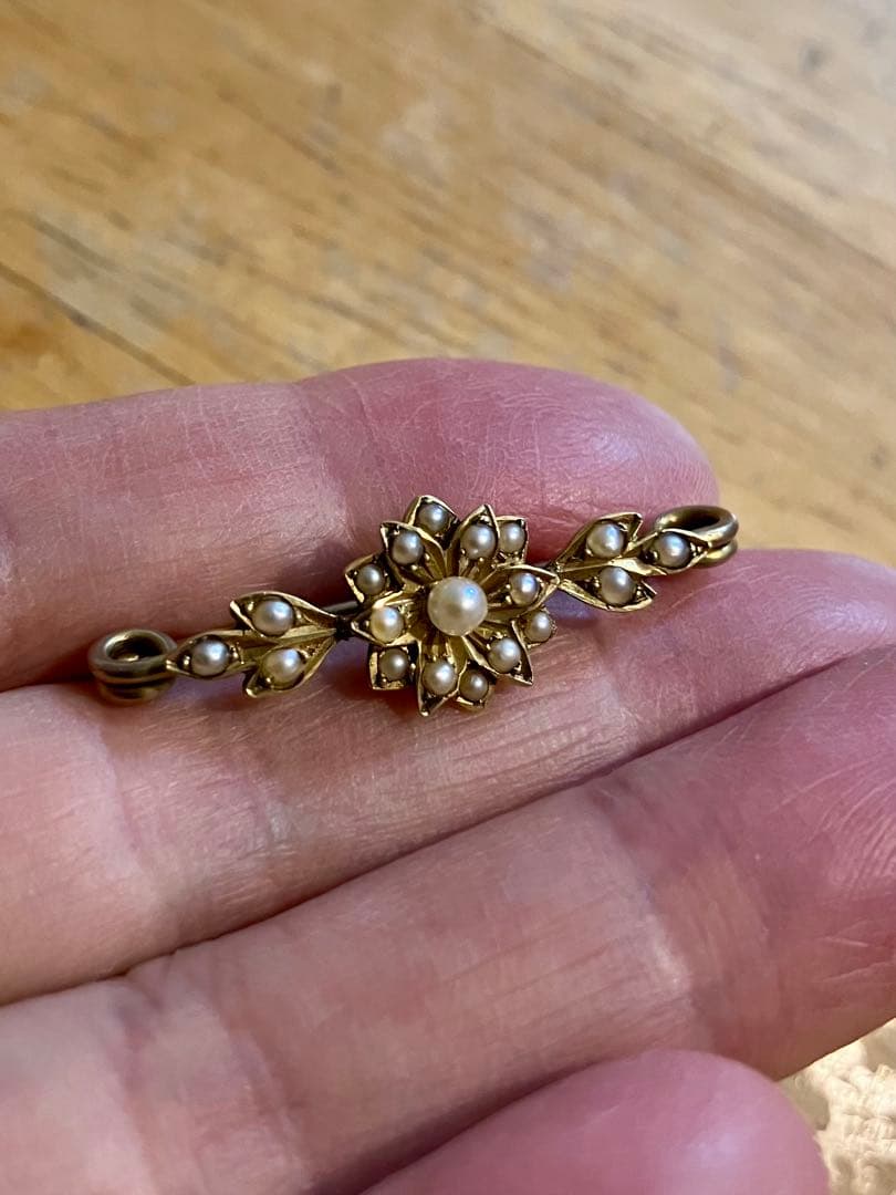 アンティーク9K＊1900年頃イギリス＊シードパールのお花がかわいいブローチです